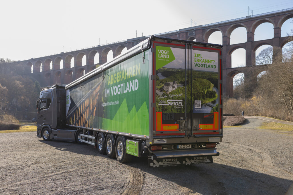 LKW Vogtland vor der Göltzschtalbrücke