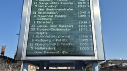 DFI-Anzeiger am Bahnhof Greiz