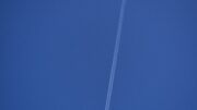Flugzeug in 10 km Höhe mit Kondensstreifen