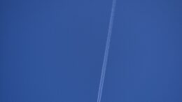 Flugzeug in 10 km Höhe mit Kondensstreifen