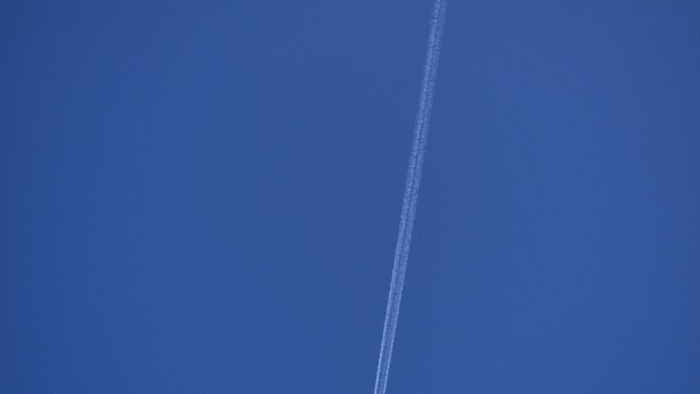 Flugzeug in 10 km Höhe mit Kondensstreifen