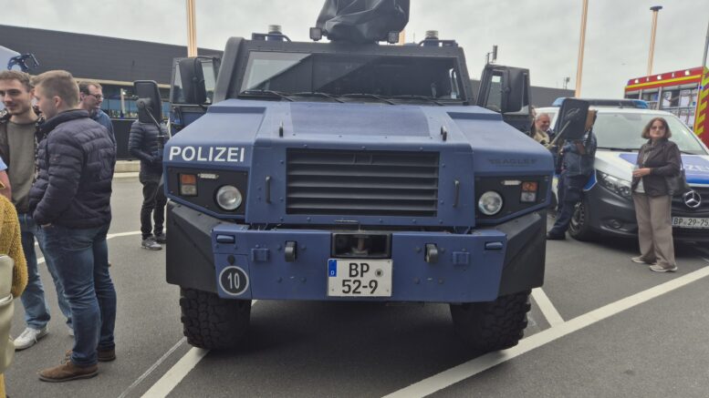 Polizeipanzer (Foto: HBV; CR007)