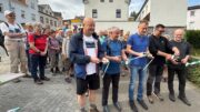 Die Bürgermeister Alexander Schulze (Greiz) und Axel Markert (Elsterberg), die Landräte Dr. Ulli Schäfer (Greiz) und Thomas Hennig (Vogtlandkreis) und der sächsische Landtagsabgeordnete Andreas Heinz (v.l.n.r.) bei der Eröffnung des Tagesrundwanderweges „Burgleite Elstersteigen“ in Elsterberg. (Foto: Landratsamt Greiz/Uwe Müller)