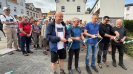 Die Bürgermeister Alexander Schulze (Greiz) und Axel Markert (Elsterberg), die Landräte Dr. Ulli Schäfer (Greiz) und Thomas Hennig (Vogtlandkreis) und der sächsische Landtagsabgeordnete Andreas Heinz (v.l.n.r.) bei der Eröffnung des Tagesrundwanderweges „Burgleite Elstersteigen“ in Elsterberg. (Foto: Landratsamt Greiz/Uwe Müller)