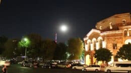 Vollmond über Jerewan, Opernhaus, Armenien (Foto: HBV; CR007)