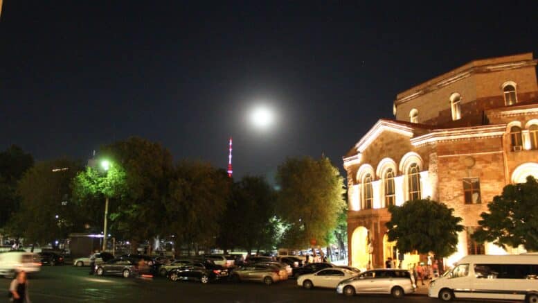 Vollmond über Jerewan, Opernhaus, Armenien (Foto: HBV; CR007)
