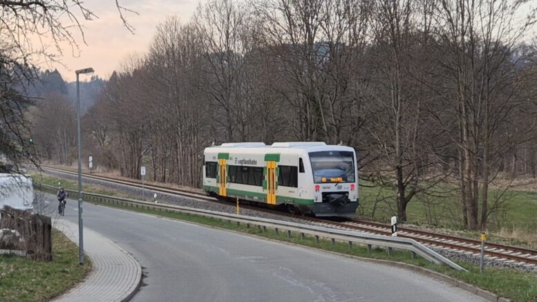 Vogtlandbahn bei Elsterberg (Foto: HBV; CR007)